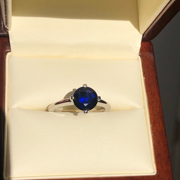 Platinum Sapphire solitaire ring - Picture 2 of 8